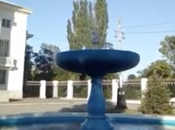 Высокая струя фонтана привлекла жителей Цимлянска 
