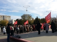 В день Октябрьской революции волгодонские коммунисты призвали вернуть льготы и послушали «Интернационал»
