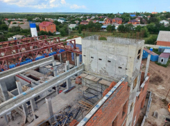 Многоэтажный «водяной замок» появился на месте аэропорта в Цимлянске 
