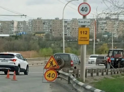 Яму - убийцу машин  на путепроводе наконец взялись устранять