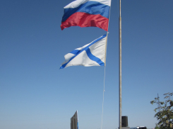 В честь своего праздника моряки подняли над Волгодонском флаги России и ВМФ