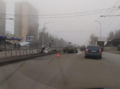 «БМВ» снес ограждение и рекламный щит на проспекте Строителей