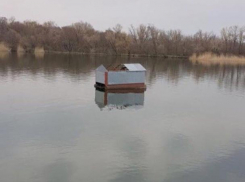 В Волгодонске затапливает базы отдыха на берегу Дона 