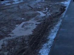 В непроходимую грязь превратилась дорога возле детского садика в Цимлянске