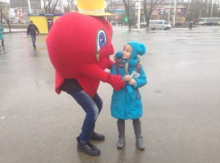 Волгодонцы отметили необычный праздник в объятиях гигантского сердца (ВИДЕО)