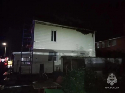 В Волгодонске молния ударила в дом и загорелась кровля