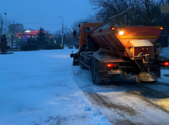 С двух часов ночи коммунальщики убирают Волгодонск от снега и наледи