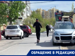 Водители «захватили» тротуар у торговой площади: волгодонцы в ярости от стихийной парковки на проспекте Строителей 
