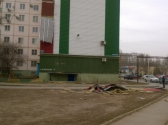 В Волгодонске сильный ветер сорвал обшивку с многоэтажки на Октябрьском шоссе