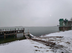 Волгодонск готовится к Крещению: в городском порту приступили к возведению купели