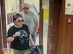 Дерзкие воры в очках украли бутылку водки в магазине в Цимлянске