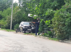 За счет виновного в ДТП водителя администрация планирует отремонтировать остановку на Пионерской