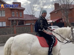 Сюр на улицах Волгодонска: всадница на белой лошади спешит на помощь детям