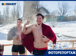 Найди себя на фото: сотни волгодонцев окунулись в купель в Крещение Господне