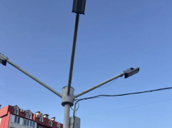 Вечносияющий фонарь на Октябрьском шоссе наконец-то починили 