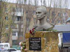 15 лет назад в Волгодонске был открыт памятник Герою России Сергею Молодову