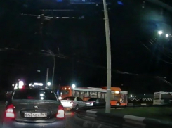 «Он большой и общественный»: автобус чуть не протаранил несколько авто на подъеме на путепровод