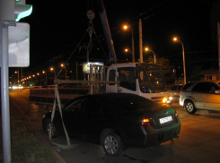 «Тойота» на высокой скорости вылетела на разделительный газон рядом с кинотеатром «Комсомолец» в Волгодонске