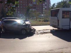 В Волгодонске «Ниссан» врезался в автобус и спровоцировал крупный дорожный затор