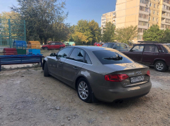 «Разбили стекла по кругу»: припаркованную на Черникова «Ауди» разгромили хулиганы