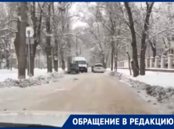 Скорая помощь не смогла проехать к пациенту из-за припаркованных на обочине машин 