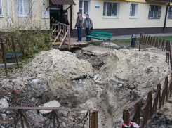 Сразу после капремонта коммунальщики отрезали подъезд дома в Волгодонске большой канавой