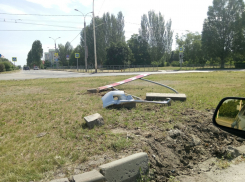 Водитель «БМВ Х-6» залетел на разделительный газон и снес дорожный знак в Волгодонске 