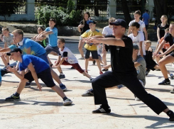 Полицейские Волгодонска показали детям, как правильно делать зарядку