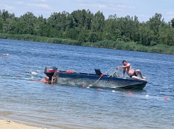 «Водитель упал в воду»: неуправляемый катер с детьми в «ватрушках» выплыл на пляж в Романовской