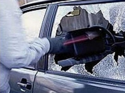 В Волгодонске 22-летний грабитель разбил окно автомобиля и украл магнитолу и видеорегистратор