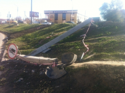 В Волгодонске на Степной кто-то выдрал из земли фонарный столб и лишил город одного дорожного знака