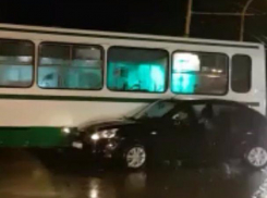 Пассажирский автобус развернуло на пересечении улиц Энтузиастов и Гагарина, после столкновения с черным «ВАЗом»