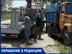 «Грузовиками разбивают асфальт, который мы сделали за свой счет!»: житель «города счастья» возмущен наглостью водителей