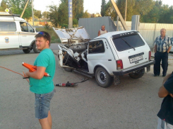 В Волгодонске «Нива» подлетела на «трамплине» и врезалась в железные ворота