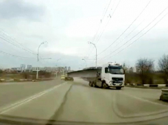 «А что так можно было?»: волгодонцев шокировало движение длинномера по мосту через две сплошные