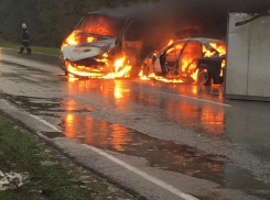 Появились жуткие кадры горящих машин после ДТП на автодороге Ростов-Волгодонск 