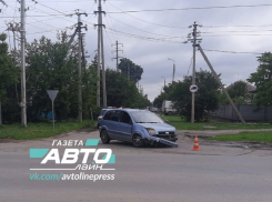 В Волгодонске легковушка поочередно столкнулась с женщиной, деревом и другой машиной