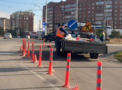 Съезд с путепровода на Весеннюю огородили сигнальными столбиками 