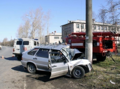 Горе-угонщик сел в автомобиль и сразу врезался в столб