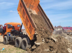 Выгружавшего из самосвала строительные отходы водителя выявили в Волгодонске