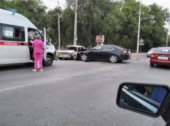 «Хонда Аккорд» и ВАЗ-2106 не поделили дорогу в Волгодонске