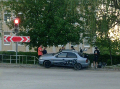 Юные гонщики протаранили забор напротив епархиального управления в Волгодонске