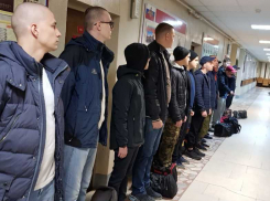 В Волгодонске первые новобранцы осеннего призыва отправились на воинскую службу