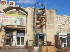 К главному фасаду Торгового центра в Волгодонске пристроят белорусский лифт