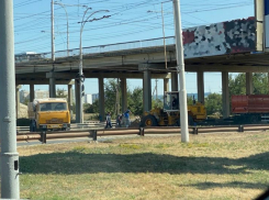 В Волгодонске под мостом из большегруза высыпалось зерно: затруднено движение