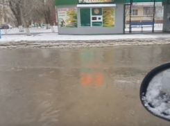 В Волгодонске в мороз из-за порыва затопило улицу Гагарина