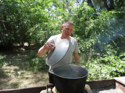 Сотрудники отдела по контролю за оборотом наркотиков лучше всех варят уху среди полицейских в Волгодонске