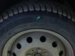 Иголкой от шприца неизвестный вредитель прокалывает колеса припаркованных на улице Энтузиастов автомобилей