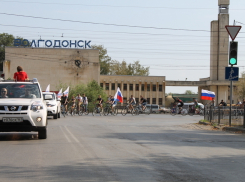 Волгодонская молодежь отметила День Российского флага велопробегом и коллективным исполнением гимна (ФОТО, ВИДЕО)