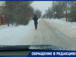 Опасные покатушки по Пионерской: волгодончанка сняла подростка на самокате в метель